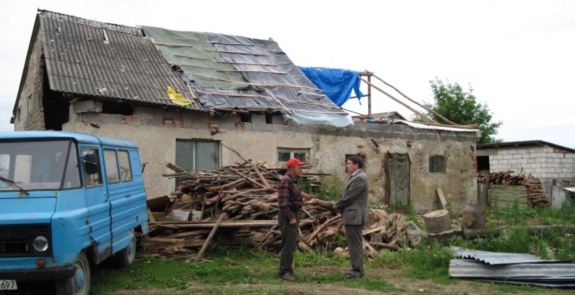 Mogłyśmy się spalić żywcem! Po nawałnicy w Boroszewie wiatr zerwał z domu połowę dachu Mogłyśmy się spalić żywcem! Po nawałnicy w Boroszewie wiatr zerwał z domu połowę dachu