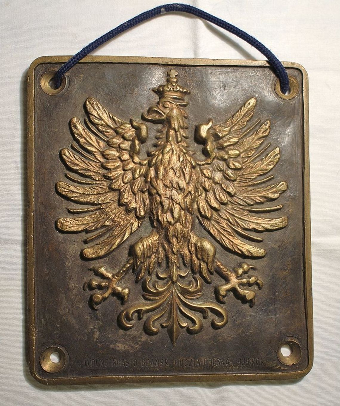 Mosiężne godło - unikatowy dar partyzanta i bohatera wojennego Mosiężne godło - unikatowy dar partyzanta i bohatera wojennego