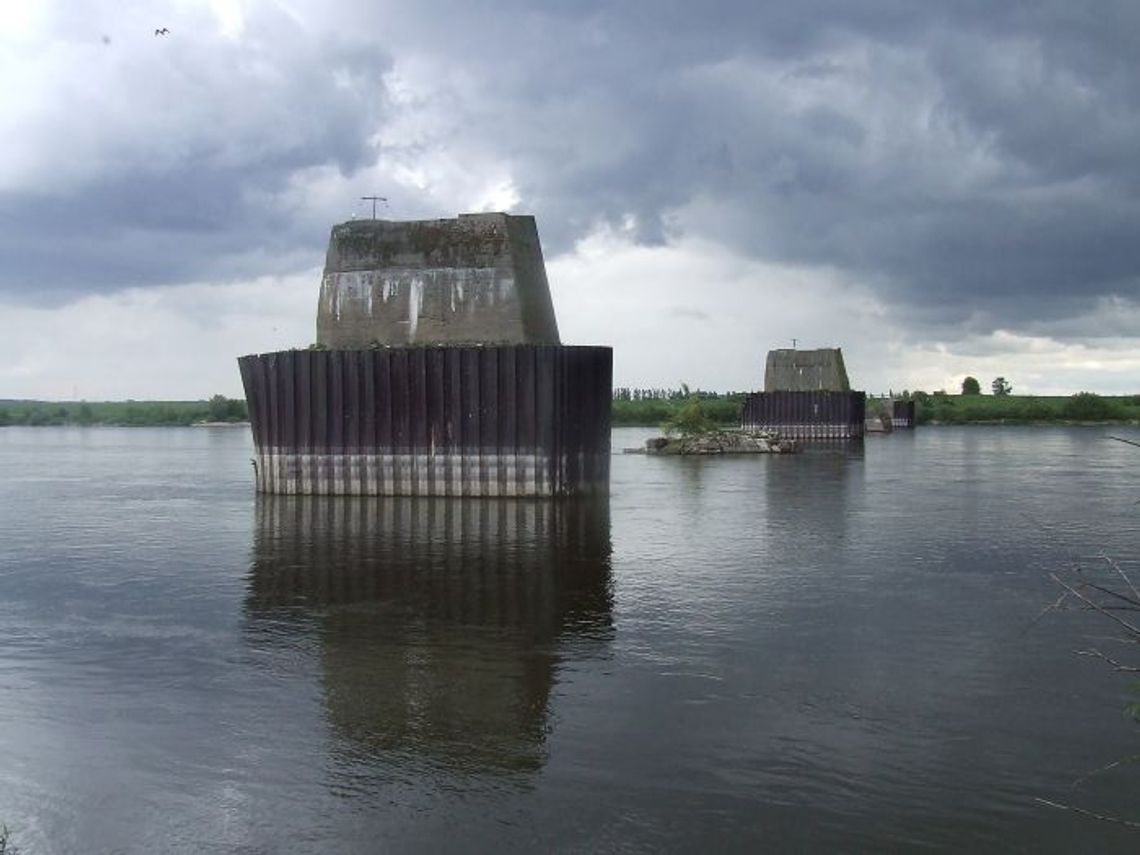 Most który dzieli. Most na Wiśle wciąż zwodzony... Most który dzieli. Most na Wiśle wciąż zwodzony...