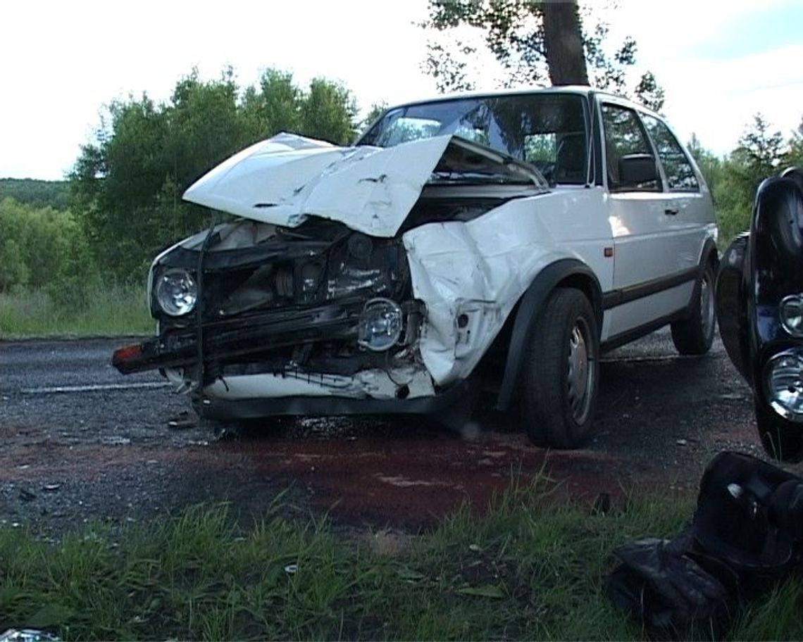 Motocyklem czołowo w golfa, wyrzut pasażerki na 4 m Motocyklem czołowo w golfa, wyrzut pasażerki na 4 m