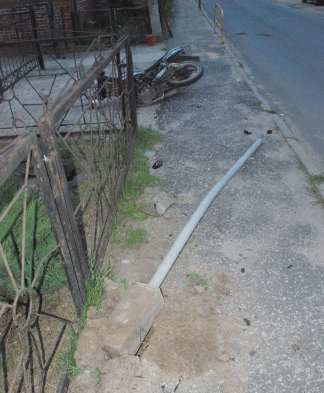 Motocyklista bez kasku uderzył w ogrodzenie, wyrwał znak drogowy Motocyklista bez kasku uderzył w ogrodzenie, wyrwał znak drogowy