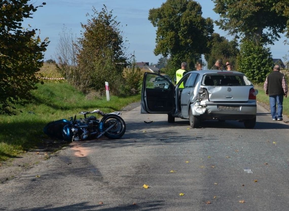 Motocyklista uderzył w tył volkswagena. Okazało się, że nie ma uprawnień.