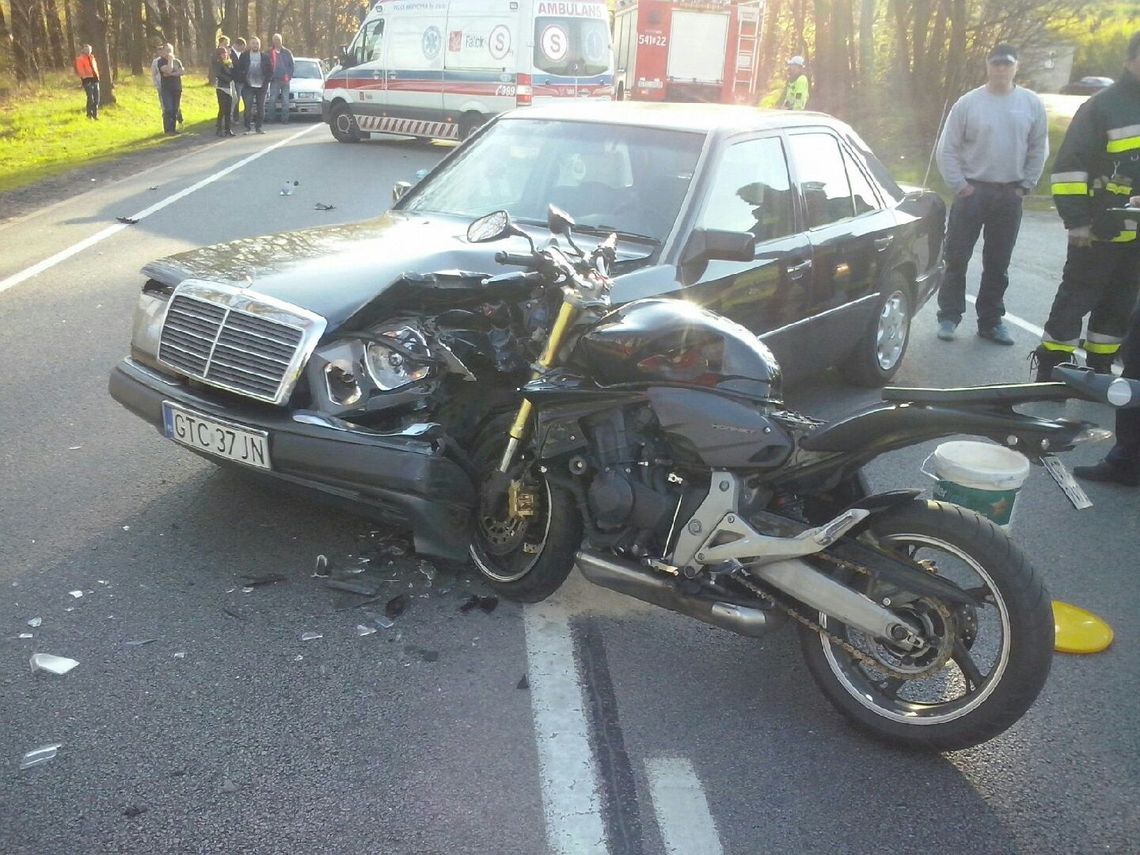 Motor wbił się w mercedesa w Gniszewie...