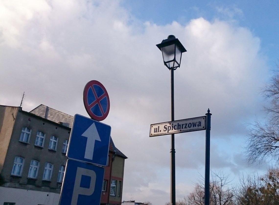 Może to atrapy? Latarnie stoją, ale światła brak. Może to atrapy? Latarnie stoją, ale światła brak.