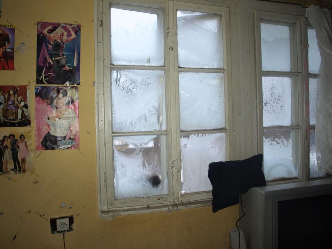 Mróz wchodzi z butami przez próg - fatalna sytuacja rodzin z ul. Parkowej Mróz wchodzi z butami przez próg - fatalna sytuacja rodzin z ul. Parkowej