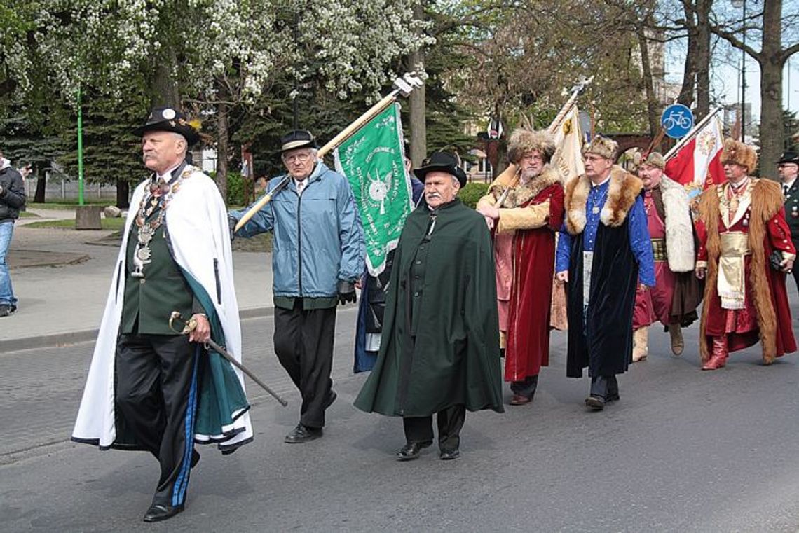 Msza, strzelanie i kielich brackiego miodu Msza, strzelanie i kielich brackiego miodu