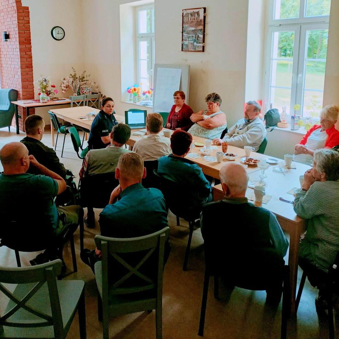 Mundurowi dbają o bezpieczeństwo seniorów. Debata w Kręgu