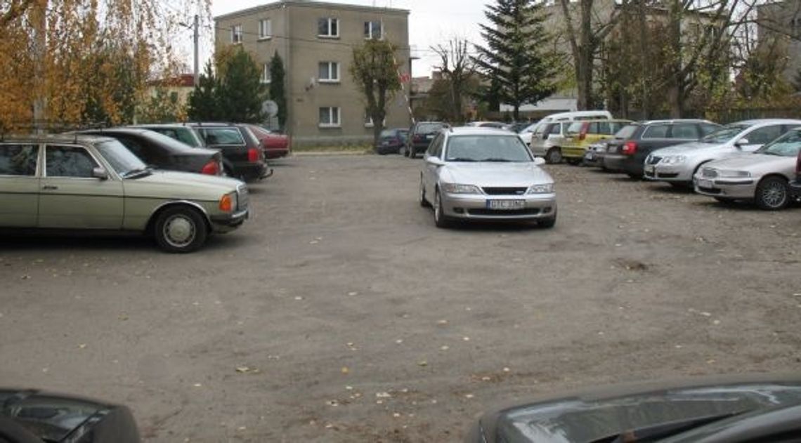 Mundurowy na straży policyjnego parkingu