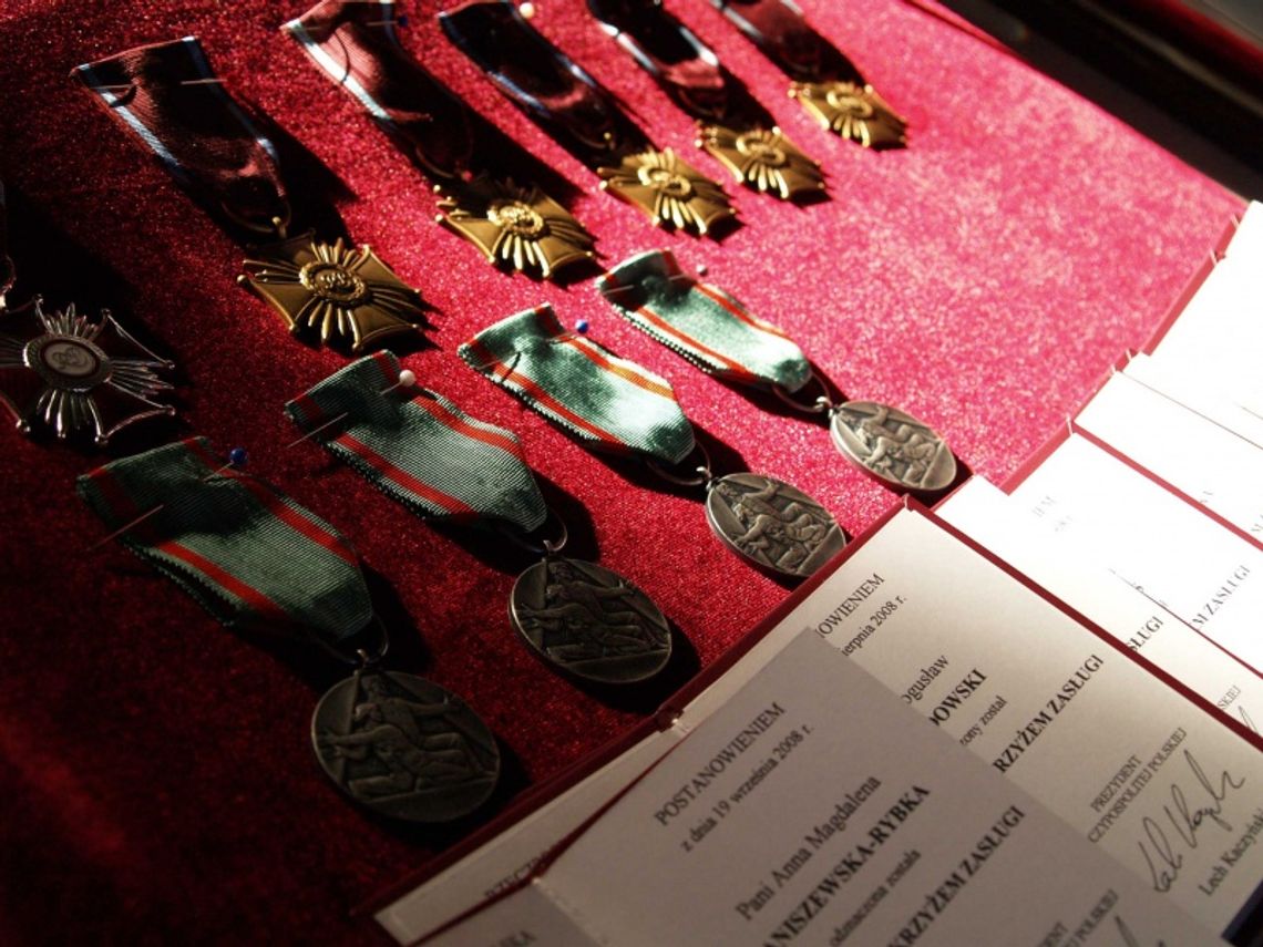 Na Biskupiej Górze. Odprawa z odznaczeniami, medalami i nagrodami dla niebieskich Na Biskupiej Górze. Odprawa z odznaczeniami, medalami i nagrodami dla niebieskich