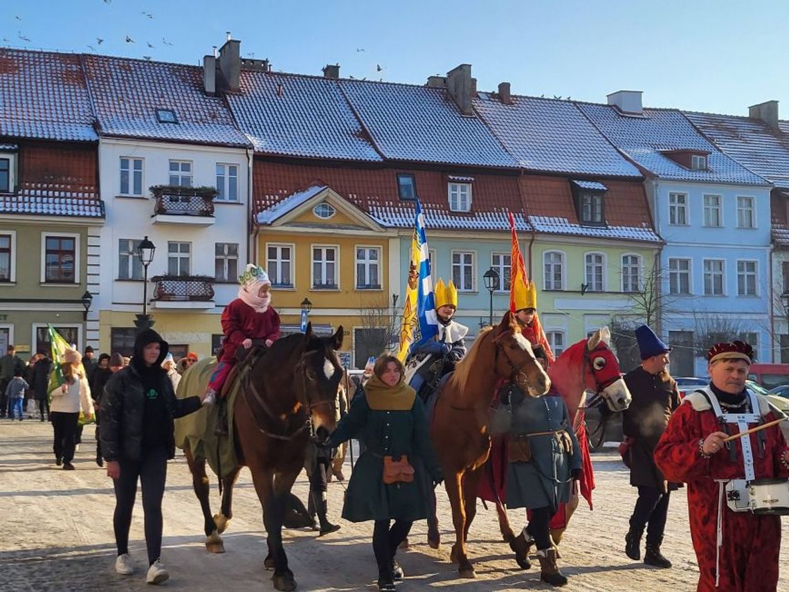 Na czele orszaku, dumni na swych koniach Trzej Królowie z dalekiego Wschodu Na czele orszaku, dumni na swych koniach Trzej Królowie z dalekiego Wschodu
