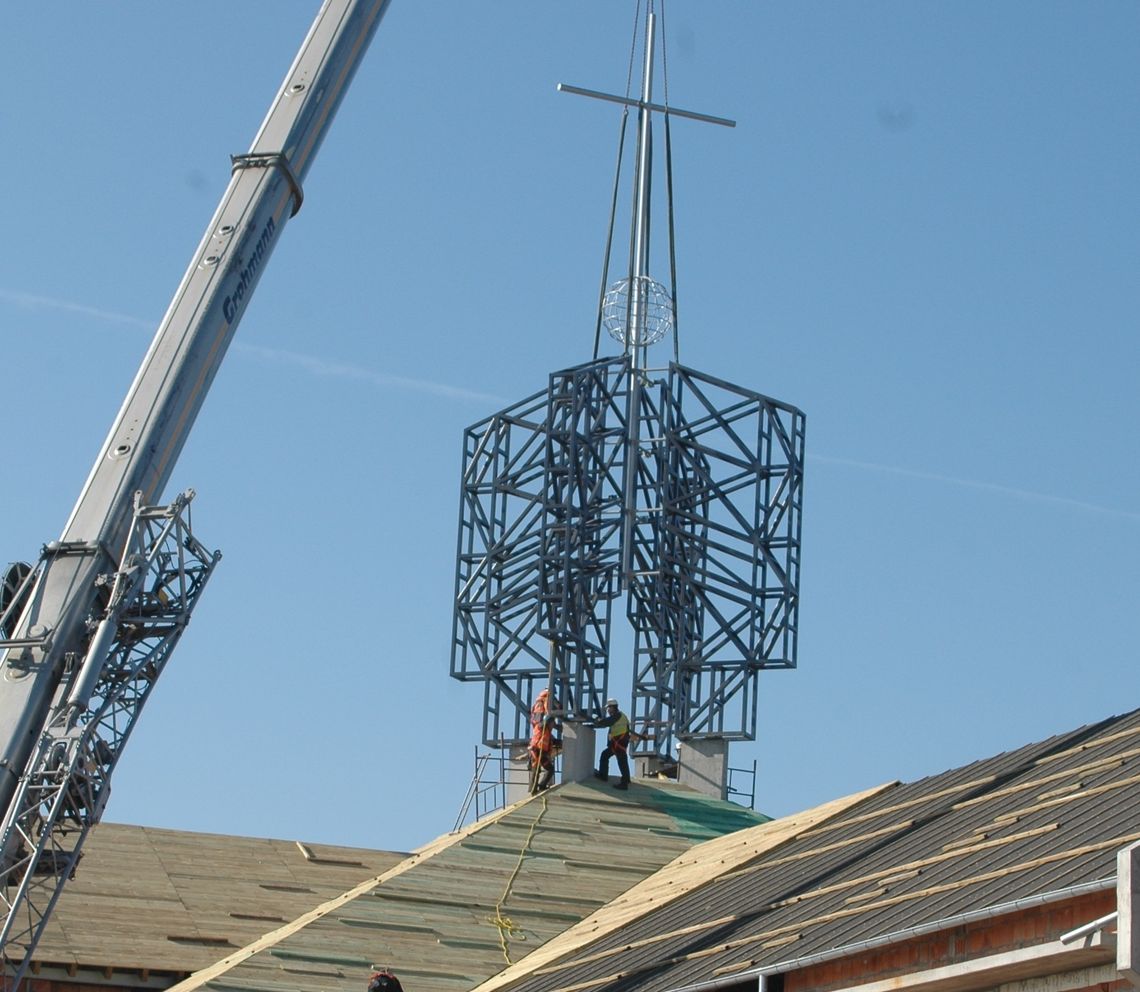 Na dachu kościoła w Tczewie zamontowano wieżę 