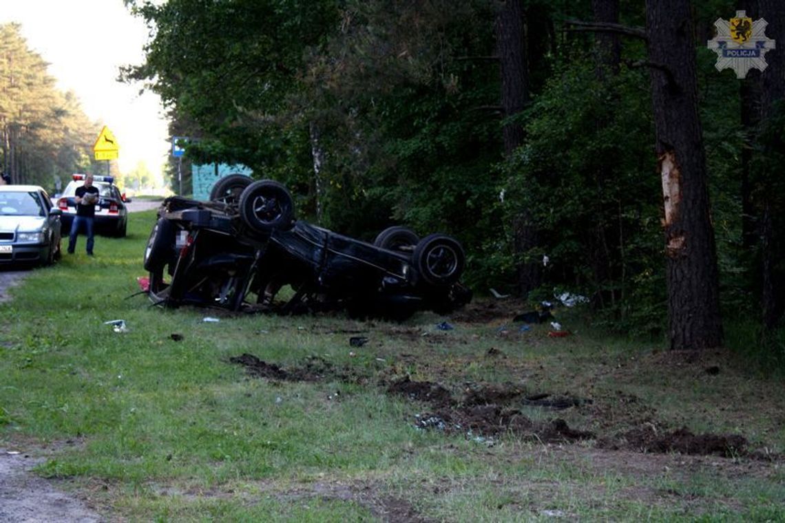 Na drodze do Krzyża. Hyundaia i leżący na dachu Land Rover