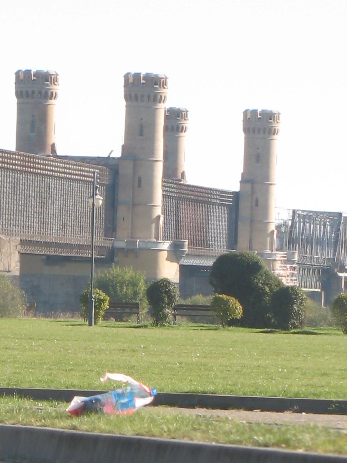 Na parkingu przy moście leży granat. Zabezpiecza go policja Na parkingu przy moście leży granat. Zabezpiecza go policja