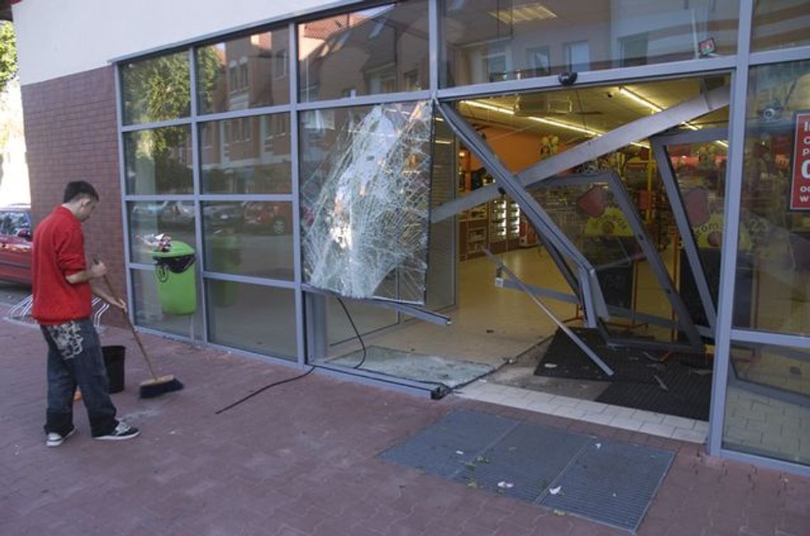 Na podwójnym gazie wjechał autem do sklepu - po... alkohol Na podwójnym gazie wjechał autem do sklepu - po... alkohol