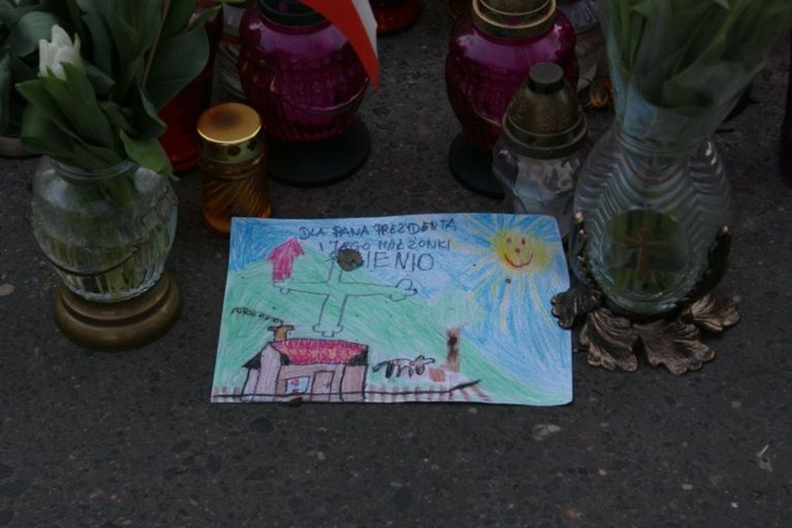 Na pożegnanie Pary Prezydenckiej. Znicze przed domem w Sopocie