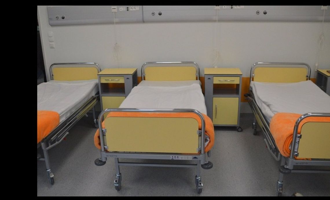 Na przyjęcie pacjentów z koronawirusem czeka w Gdańsku dodatkowo 70 łóżek. Pracownikom szpitala pomogli też strażacy