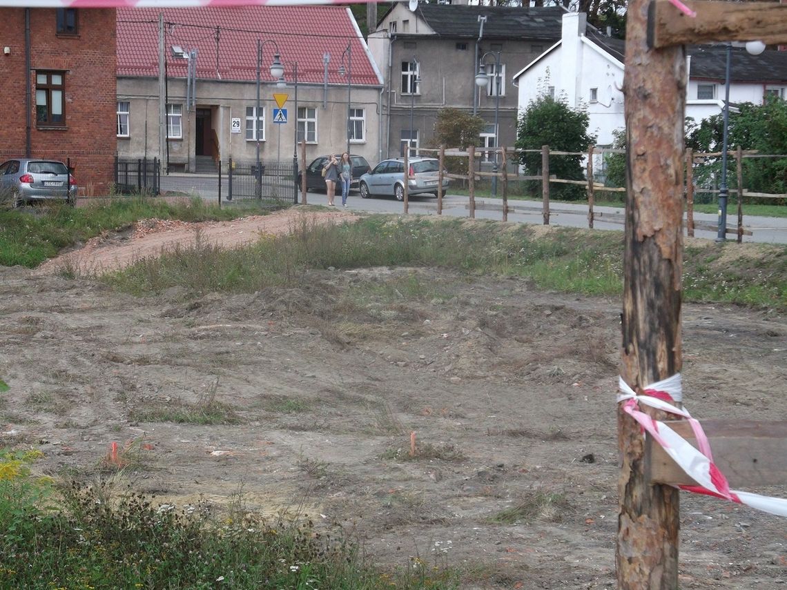 Na ruinach zamku nie tylko parking, ale i budynek?