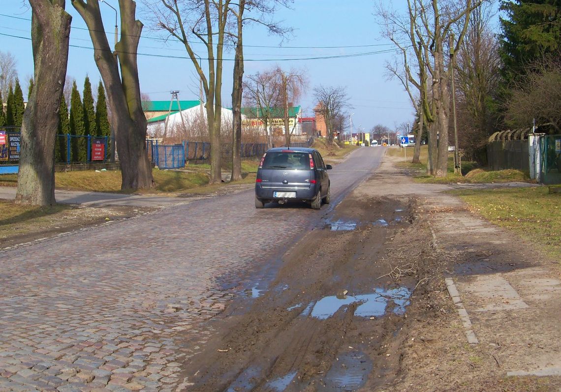 Na sesji Rady Powiatu pokłócili się o... bruk Na sesji Rady Powiatu pokłócili się o... bruk
