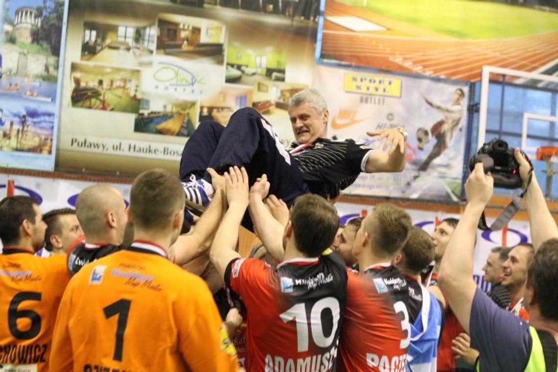 Na trybunach wisiała płachta z napisem „trener do dymisji” Na trybunach wisiała płachta z napisem „trener do dymisji”