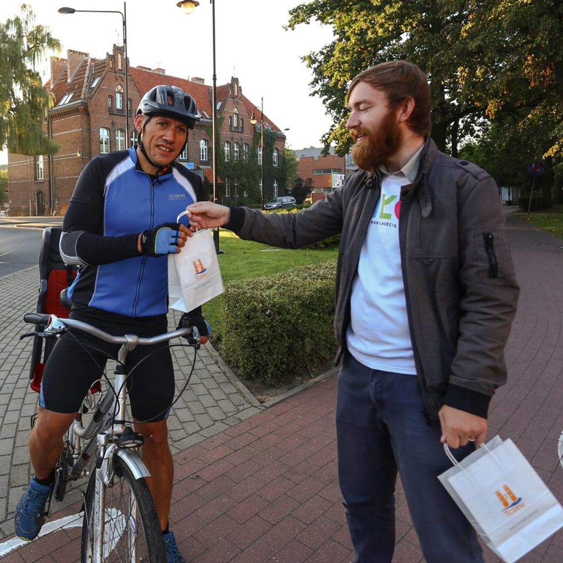 Na ulicy rozdawali rowerzystom... kanapki. "Poszło" 100 sztuk! Na ulicy rozdawali rowerzystom... kanapki. "Poszło" 100 sztuk!