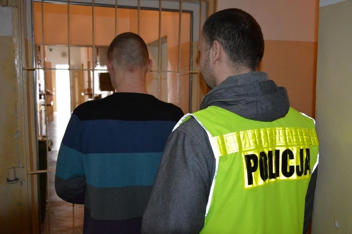 Na widok policji zaczął iść chwiejnym krokiem. W kieszeni miał...