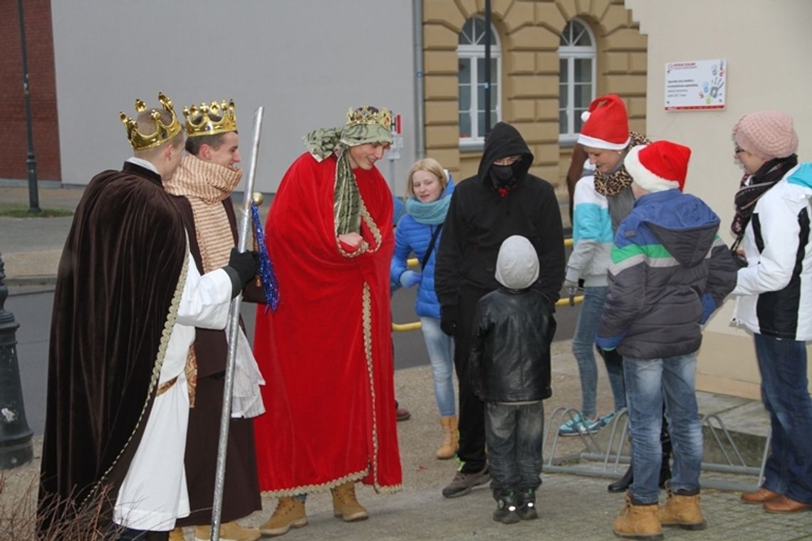 Na Zamkowej – sąsiedzi i przyjaciele stroili choinkę Na Zamkowej – sąsiedzi i przyjaciele stroili choinkę