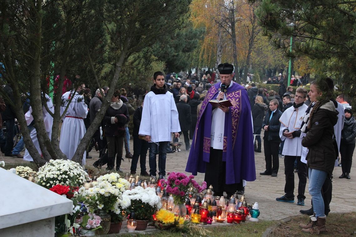 Na zawsze w naszej pamięci. Tczewianie odwiedzili groby bliskich zmarłych (ZDJĘCIA) Na zawsze w naszej pamięci. Tczewianie odwiedzili groby bliskich zmarłych (ZDJĘCIA)