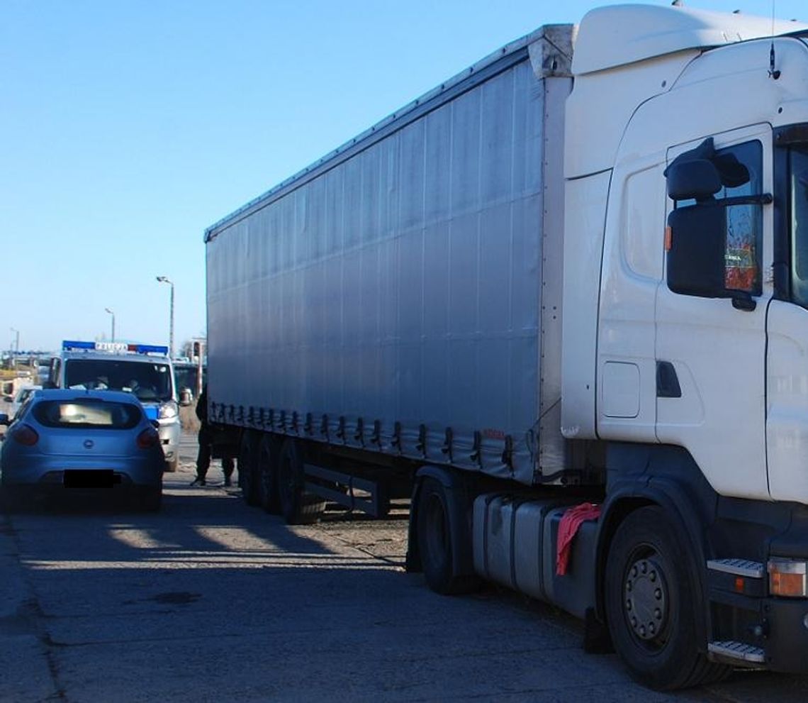 Naczepa przygniotła mężczyznę Naczepa przygniotła mężczyznę