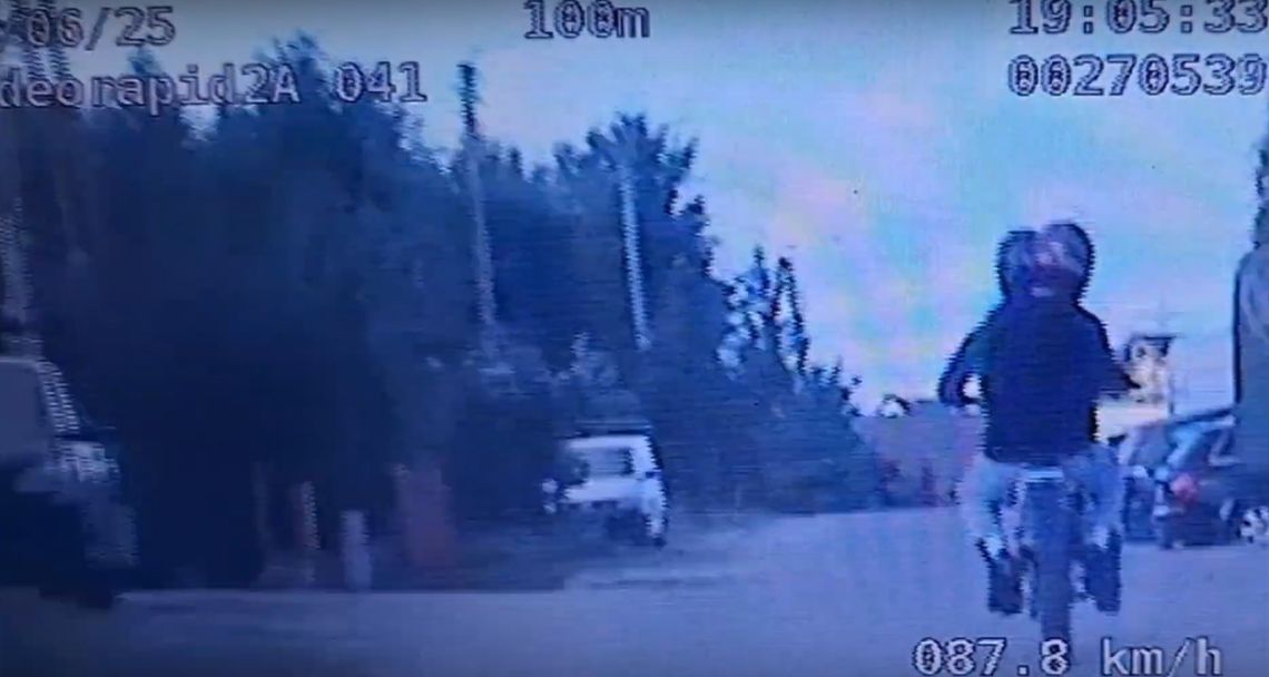 [NAGRANIE] 15-latek z pasażerem na motocyklu uciekał przed policją