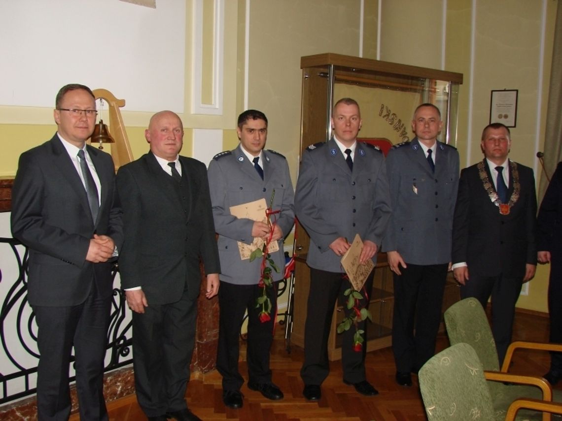 Najlepsi policjanci - Prezydent wraz z Radą Miasta wyróżnili najlepszego dzielnicowego i policjanta prewencji 