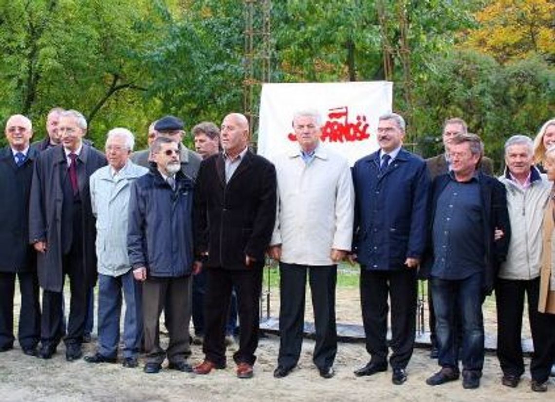 Najpierw kamień, potem pomnik Najpierw kamień, potem pomnik