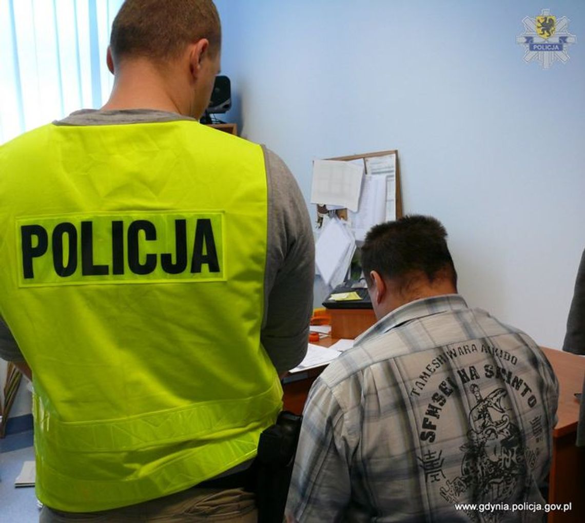 Napad na jubilera. Parka zgarnęła 136 złotych pierścionków Napad na jubilera. Parka zgarnęła 136 złotych pierścionków