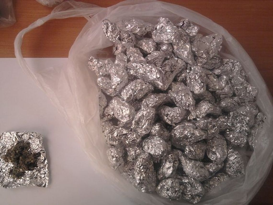 Narkotyki - dawki w kieszeni, zapas - w mieszkaniu Narkotyki - dawki w kieszeni, zapas - w mieszkaniu