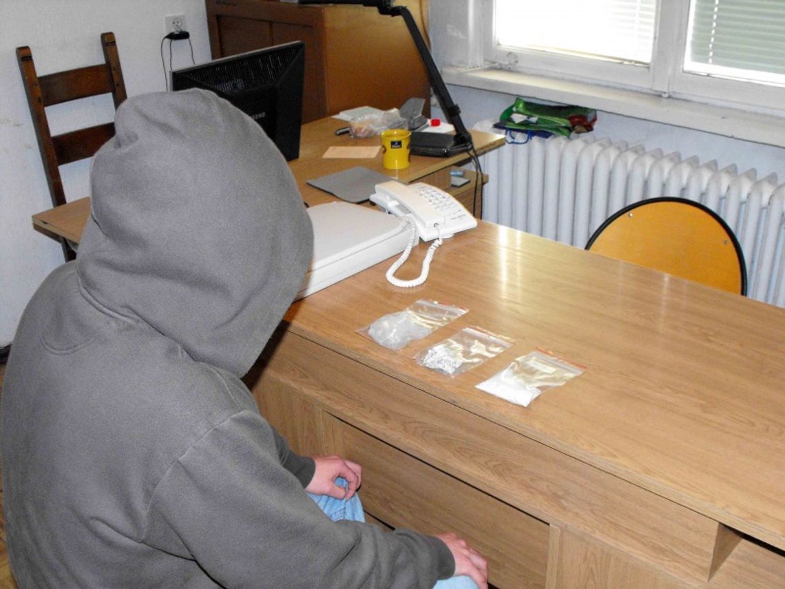 Narkotyki pomiędzy słoikami w piwnicy Narkotyki pomiędzy słoikami w piwnicy