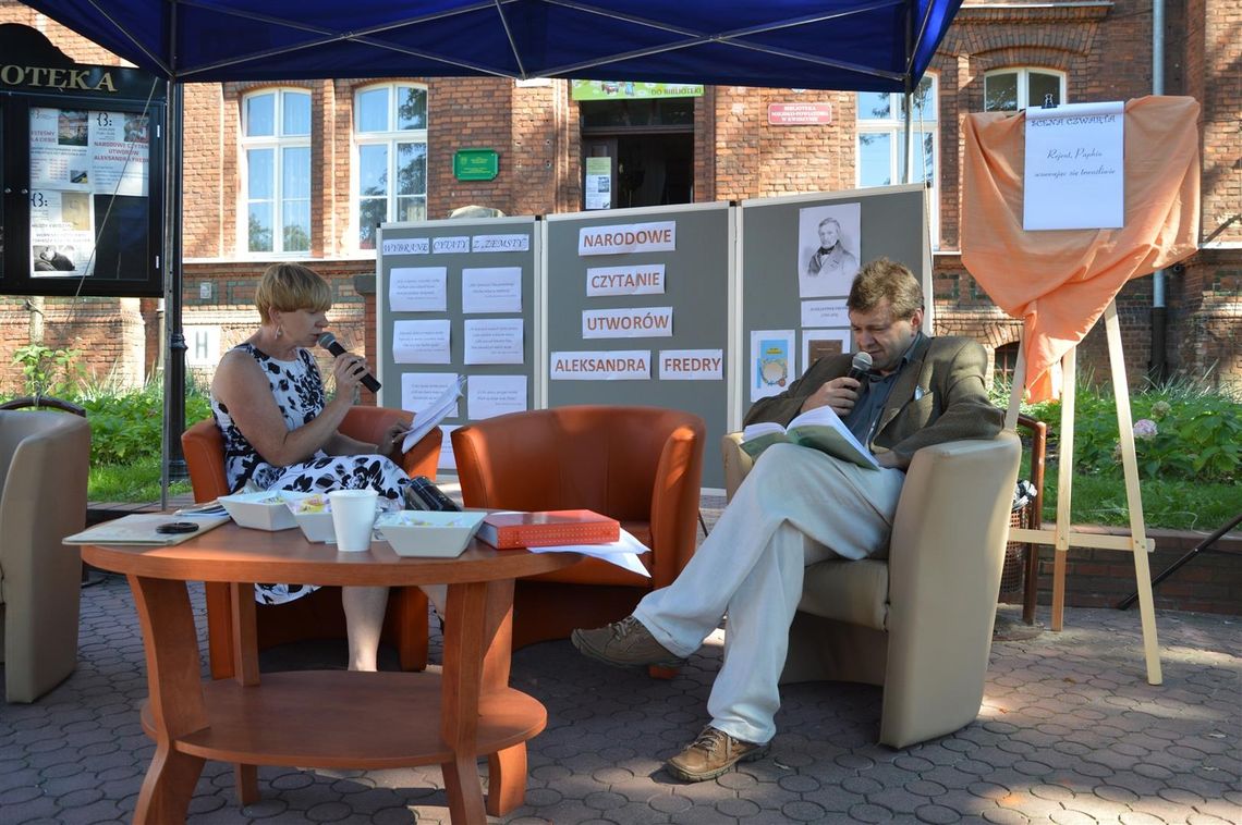 Narodowe Czytanie dzieł Aleksandra Fredry przed Biblioteką Miejsko- Powiatową 