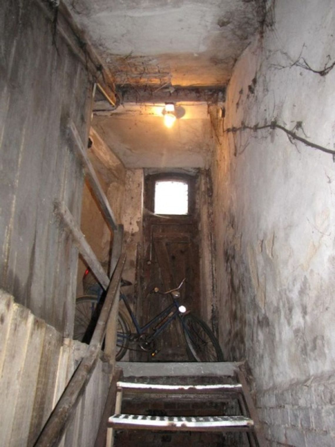 Nawet żarówki kupujemy za swoje... Dom w Pelplinie z „garbem” długu Nawet żarówki kupujemy za swoje... Dom w Pelplinie z „garbem” długu