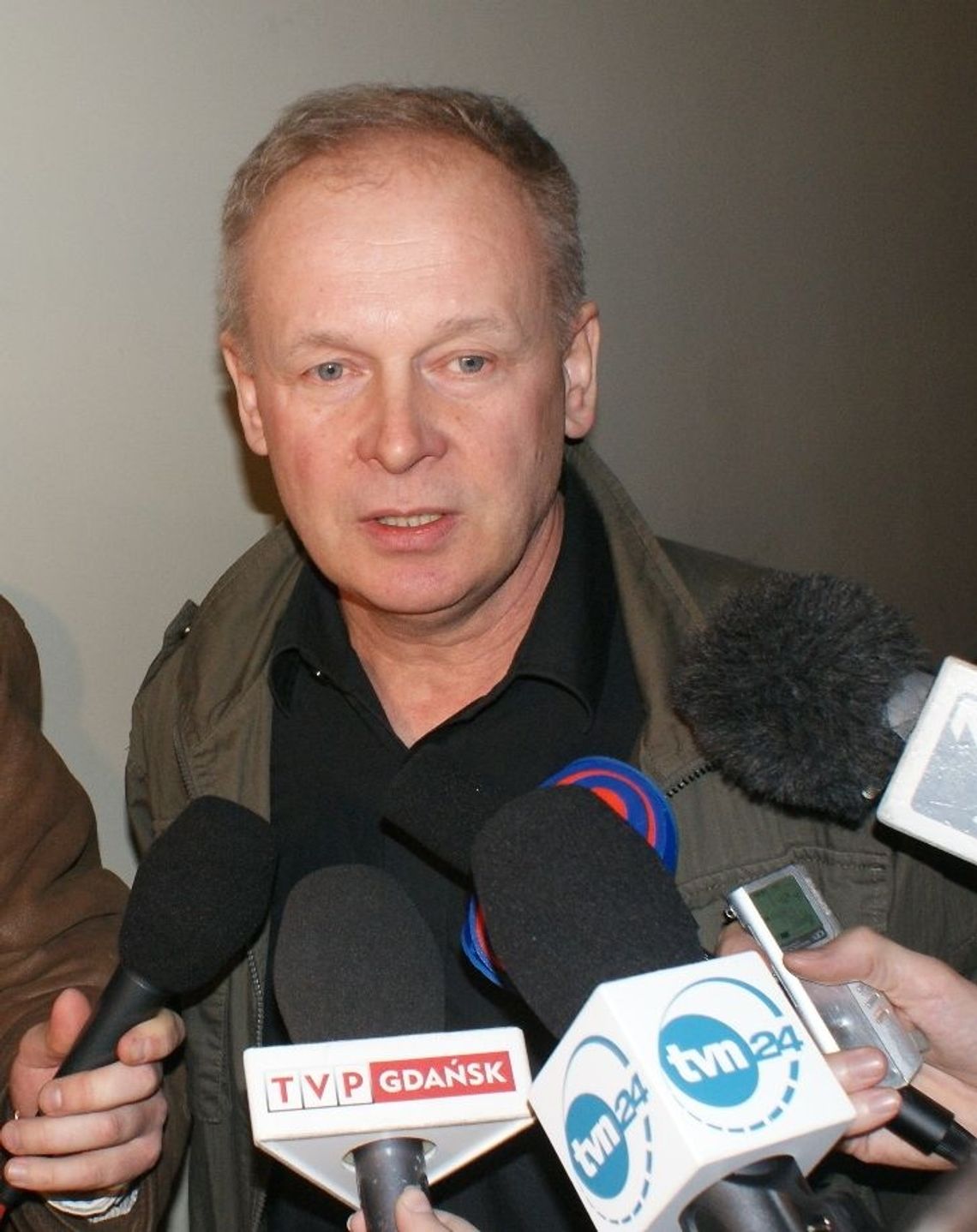 Nergal podarł świętą Biblię, a sąd go "rozgrzeszył" Nergal podarł świętą Biblię, a sąd go "rozgrzeszył"