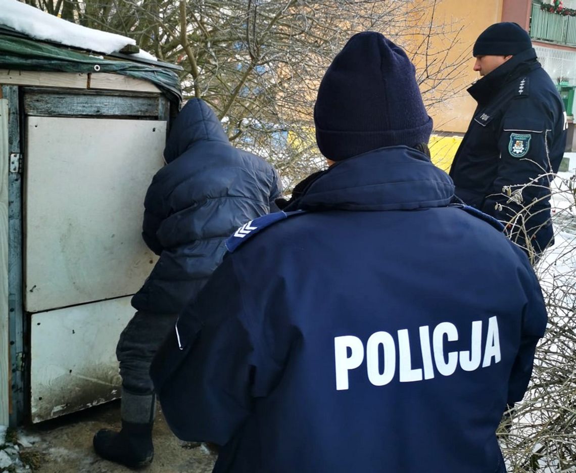 Nie bądźmy obojętni – jeden telefon może uratować życie. Policjanci ruszają z pomocą osobom w potrzebie