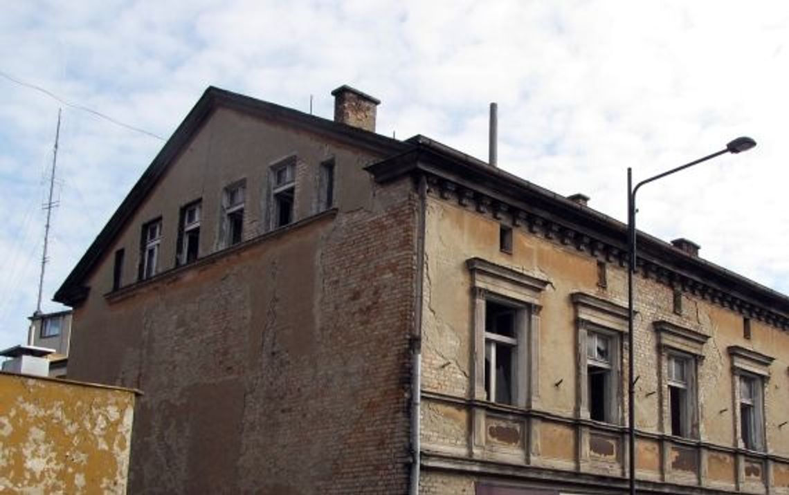 Nie ma parkingu, więc nie ma remontu. A budynek jak szpecił i niszczał, tak szpeci i niszczeje...