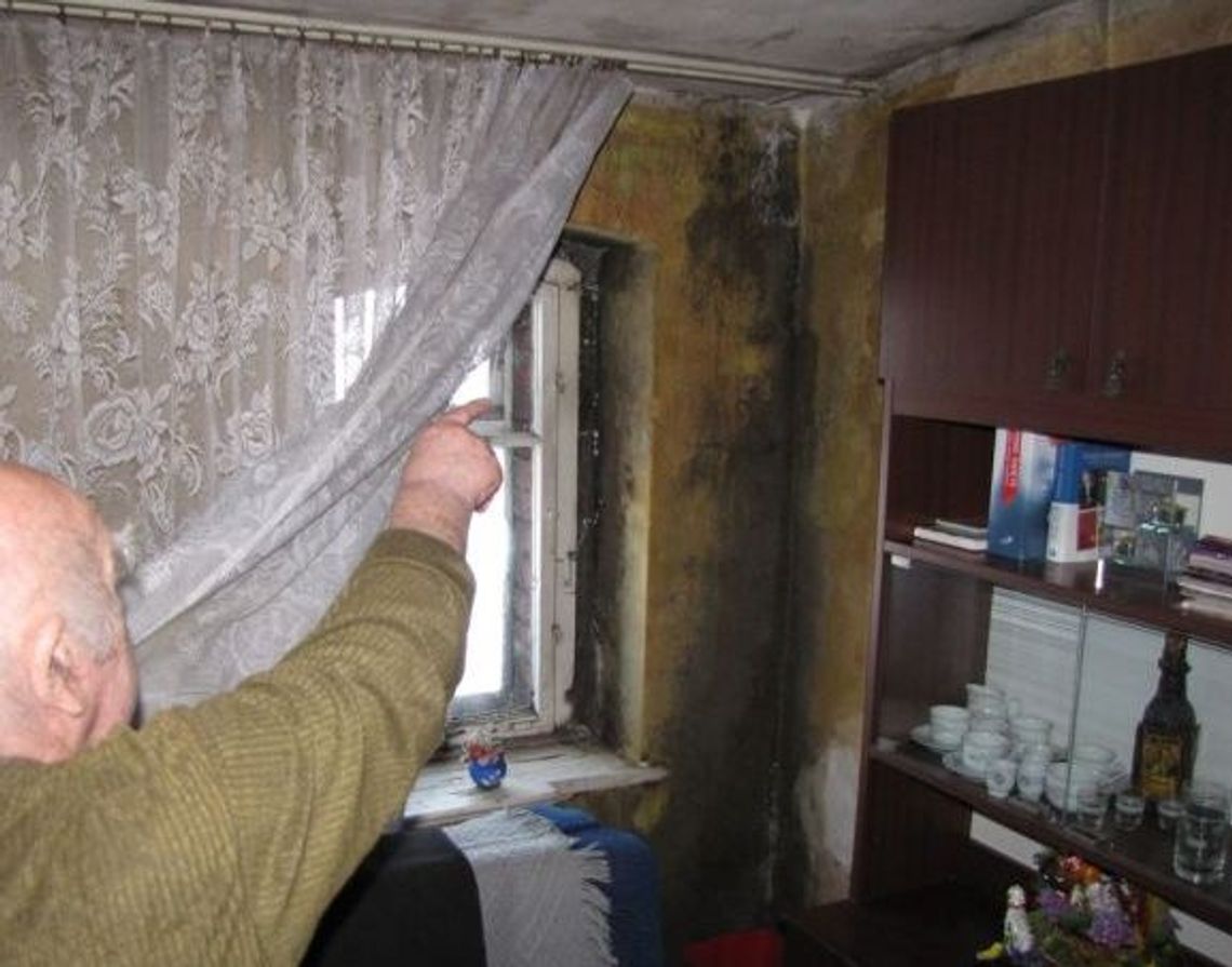 Nie mogą doprosić się o remont. Woda przez dziurawy dach zalewa mieszkania w kamienicy