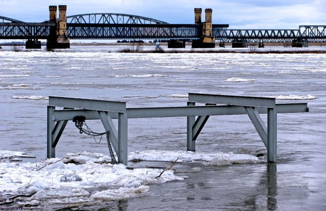 (Nie) spodziewana kra na Wiśle. Woda poczyniła straty na pomostach przystani w Tczewie (Nie) spodziewana kra na Wiśle. Woda poczyniła straty na pomostach przystani w Tczewie