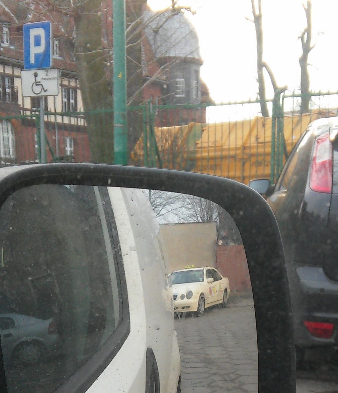 Nie „tylko” dla petentów… Postój TAXI na urzędowym parkingu? Nie „tylko” dla petentów… Postój TAXI na urzędowym parkingu?