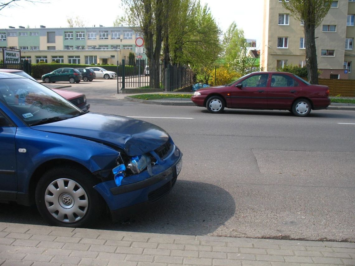 Nie wyhamowała i uderzyła w policyjny radiowóz Nie wyhamowała i uderzyła w policyjny radiowóz