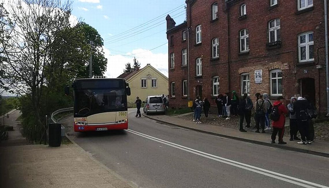 Niebezpieczna kolizja na zakręcie ul. Czyżykowskiej z udziałem autobusu nr „17”