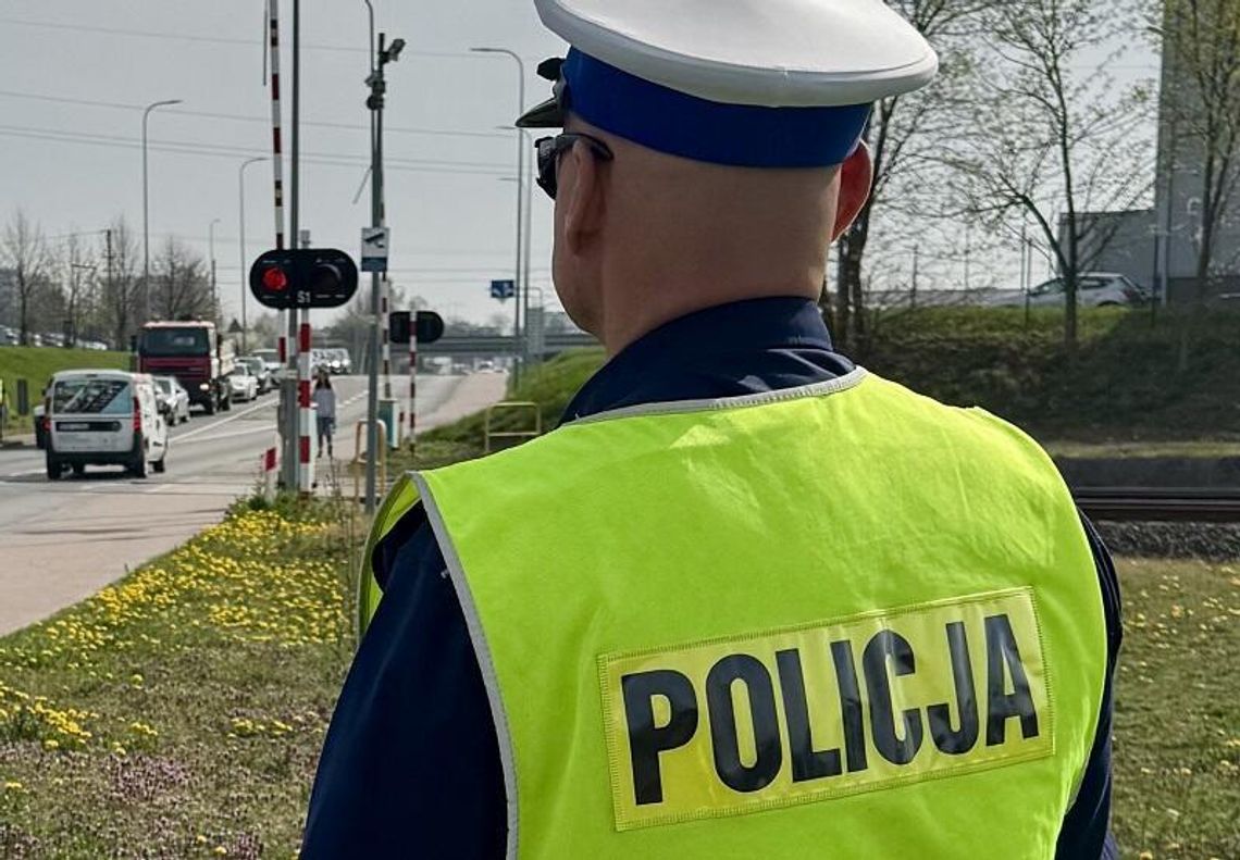 Niebezpieczna sytuacja w Kulicach. Auto utknęło między rogatkami!!