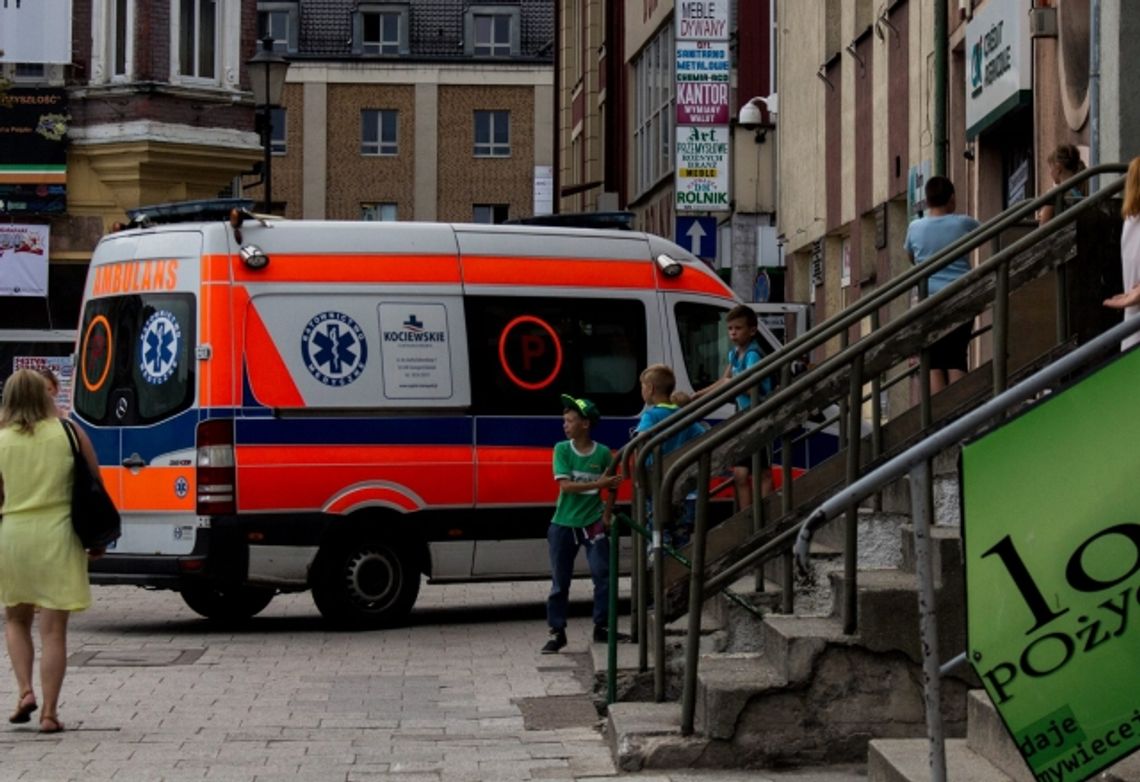 Niebezpieczne pragnienie. Kobieta połknęła osę Niebezpieczne pragnienie. Kobieta połknęła osę