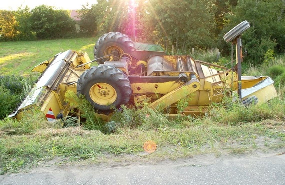 Niebezpieczne wymijanie. Dachował kombajnem Niebezpieczne wymijanie. Dachował kombajnem