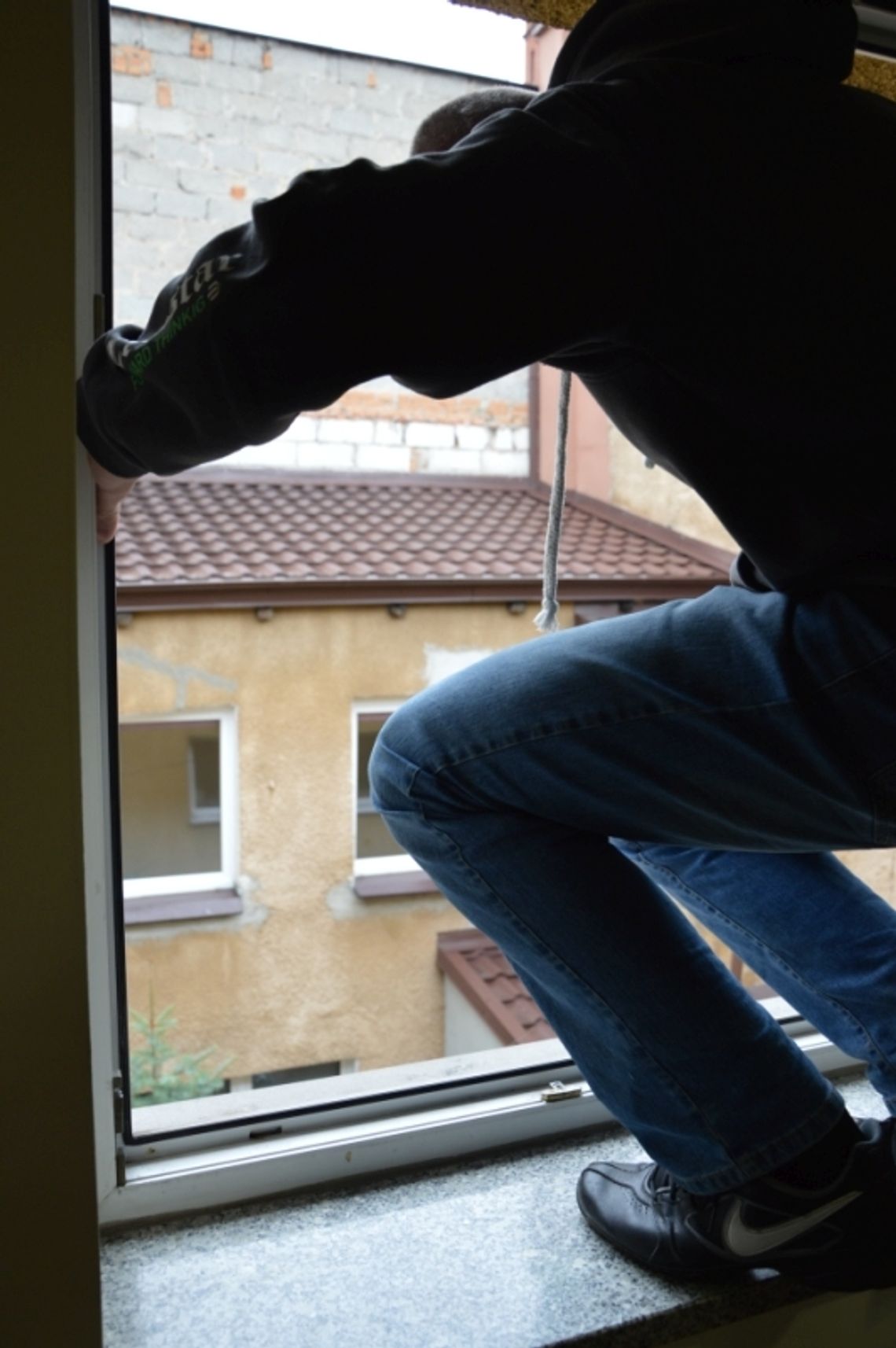 Niedoszły samobójca. Młody mężczyzna chciał skoczyć z dachu 