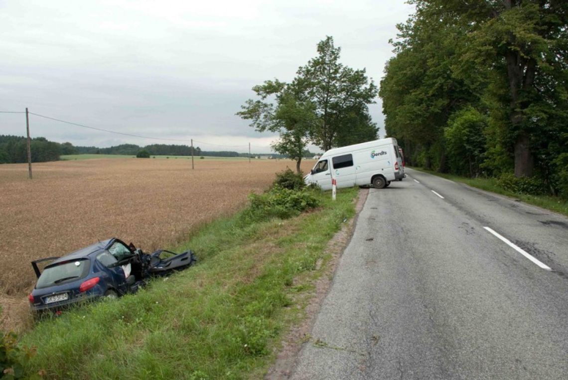 Nieostrożne wyprzedzanie w Lubaniu i poślizg w Łodzieży - ranni w szpitalu