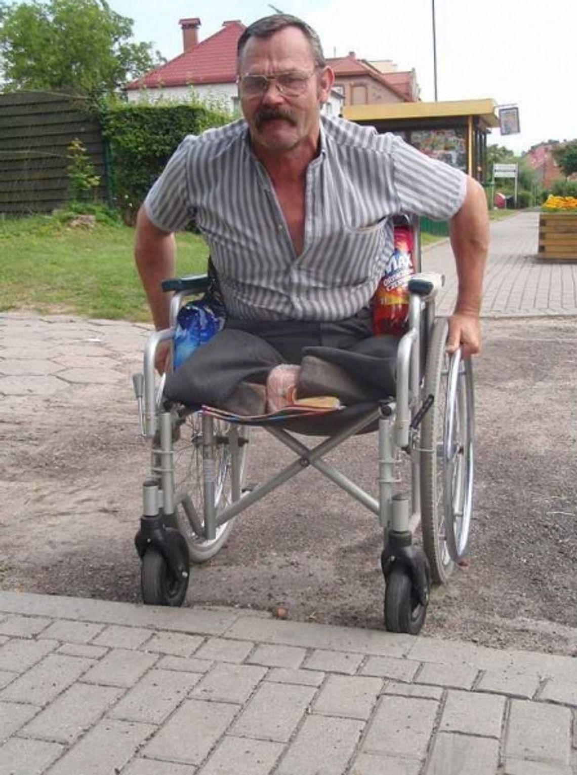 Niepełnosprawni i ich bariery. Bez nóg, bez żony, bez domu. Największa zmora - wysokie krawężniki Niepełnosprawni i ich bariery. Bez nóg, bez żony, bez domu. Największa zmora - wysokie krawężniki